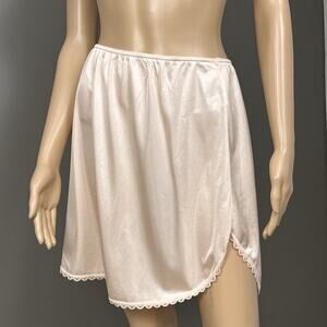 Vintage Sears Half Slip Size Large Short Length Nylon Beige Blush Lace Trim Slit